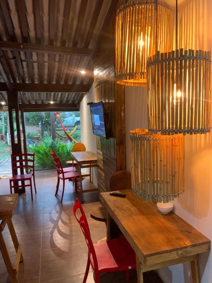 Uma sala de estar com uma mesa e cadeiras de madeira