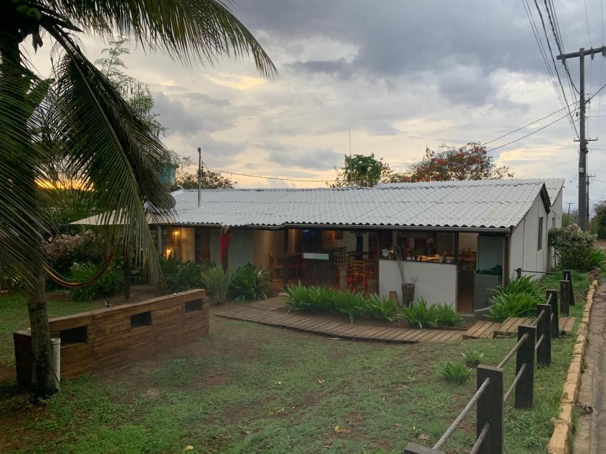 Uma casa com um telhado branco e uma palmeira na frente