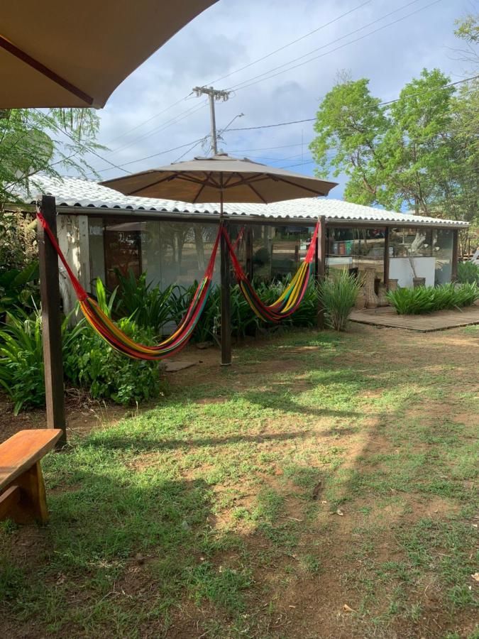 Algumas redes estão dispostas em frente a uma casa.