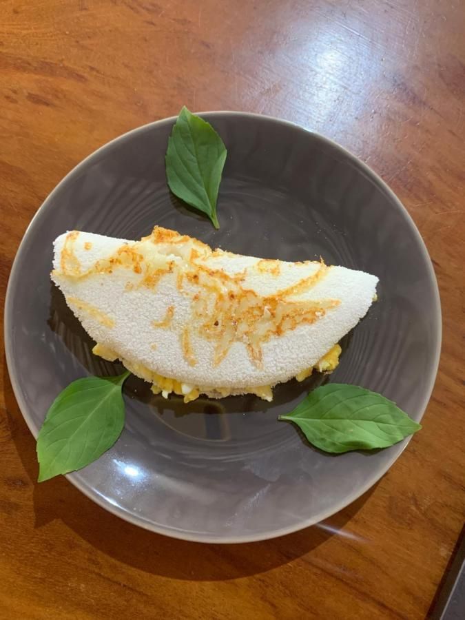 Um close de um prato de comida em uma mesa de madeira.