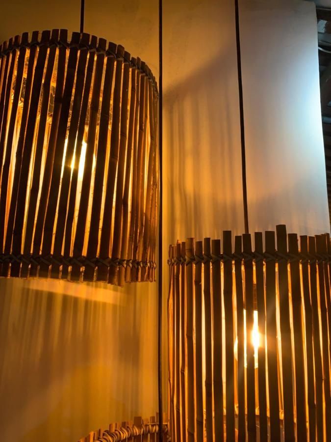 Duas lâmpadas de madeira estão penduradas no teto de uma sala.