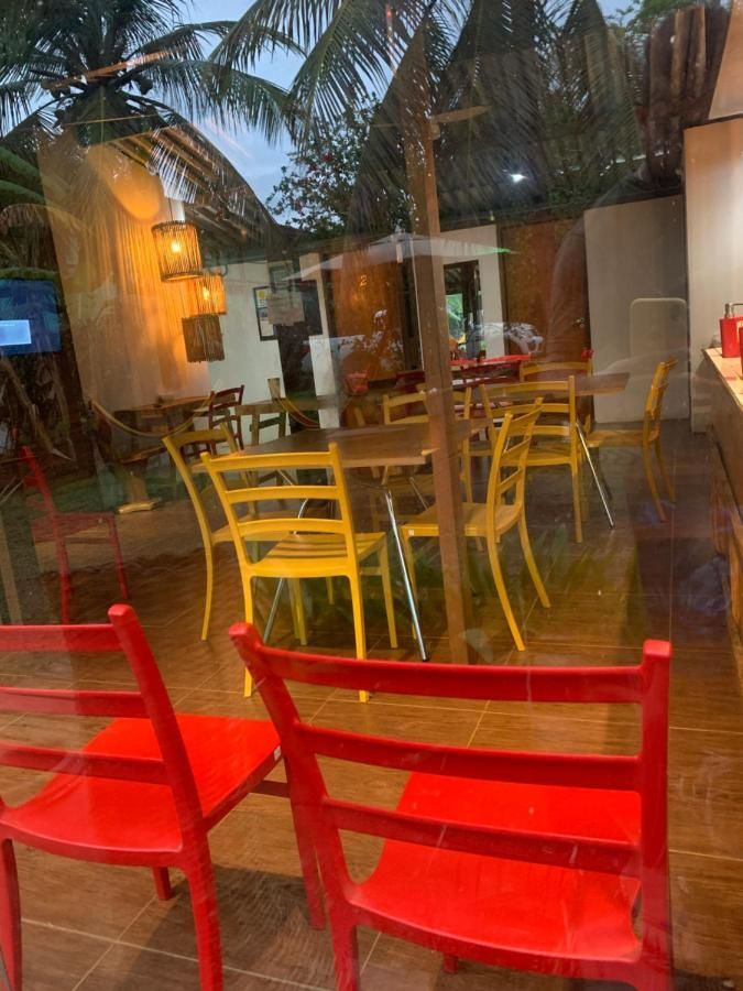 Um restaurante com cadeiras vermelhas e cadeiras amarelas.