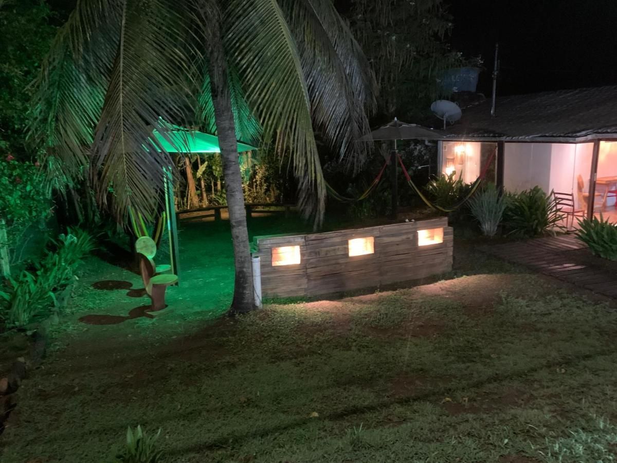 Uma casa é iluminada à noite com luzes verdes.