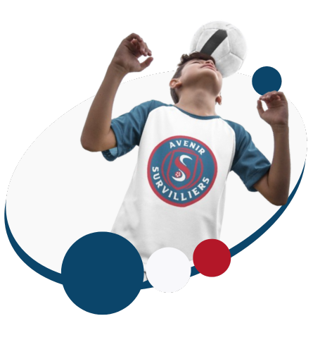 Un garçon portant un t-shirt sur lequel est écrit « avenir survelliers » tient un ballon de football sur sa tête.