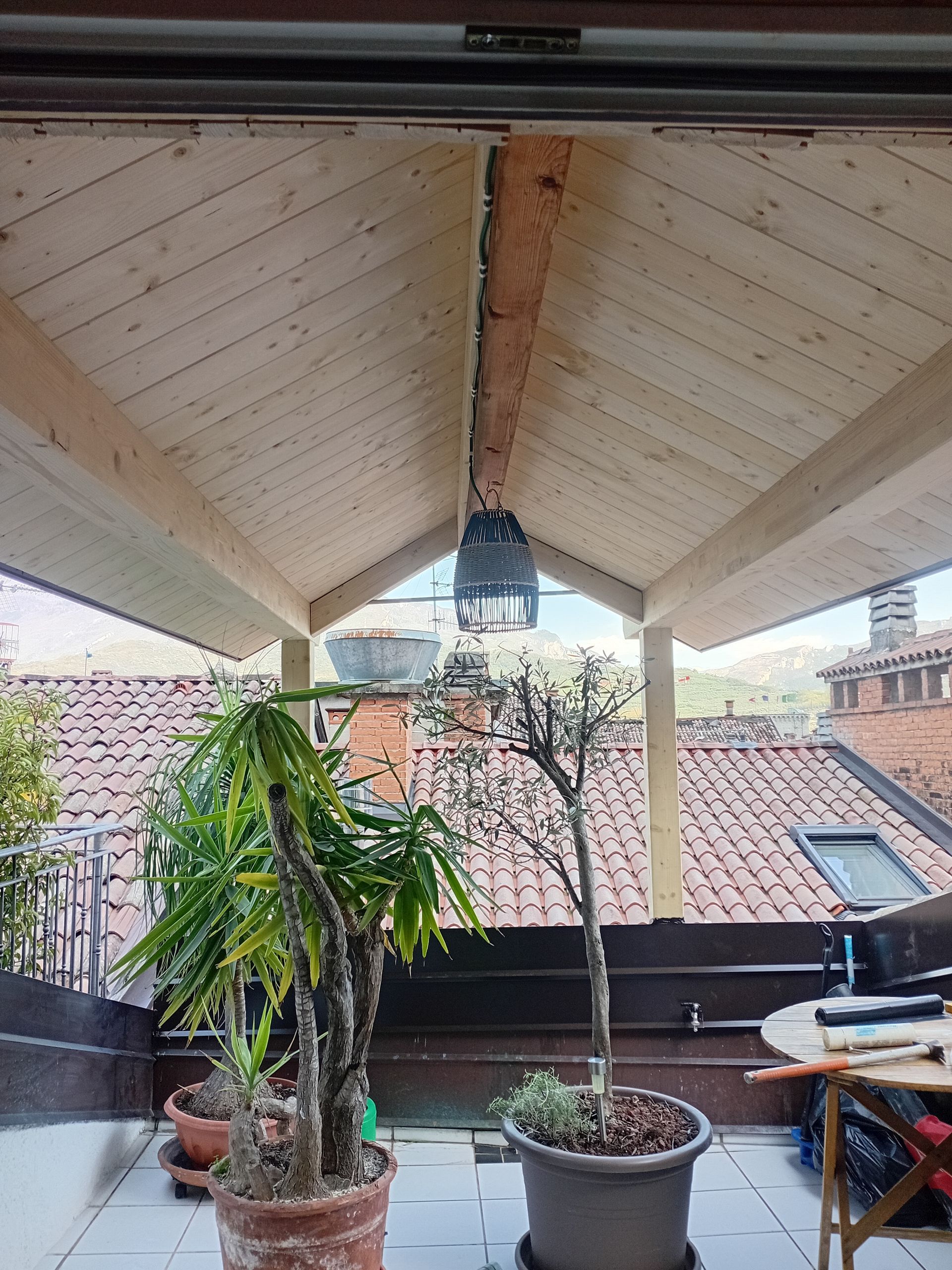 rifacimento tetto di legno su un balcone.