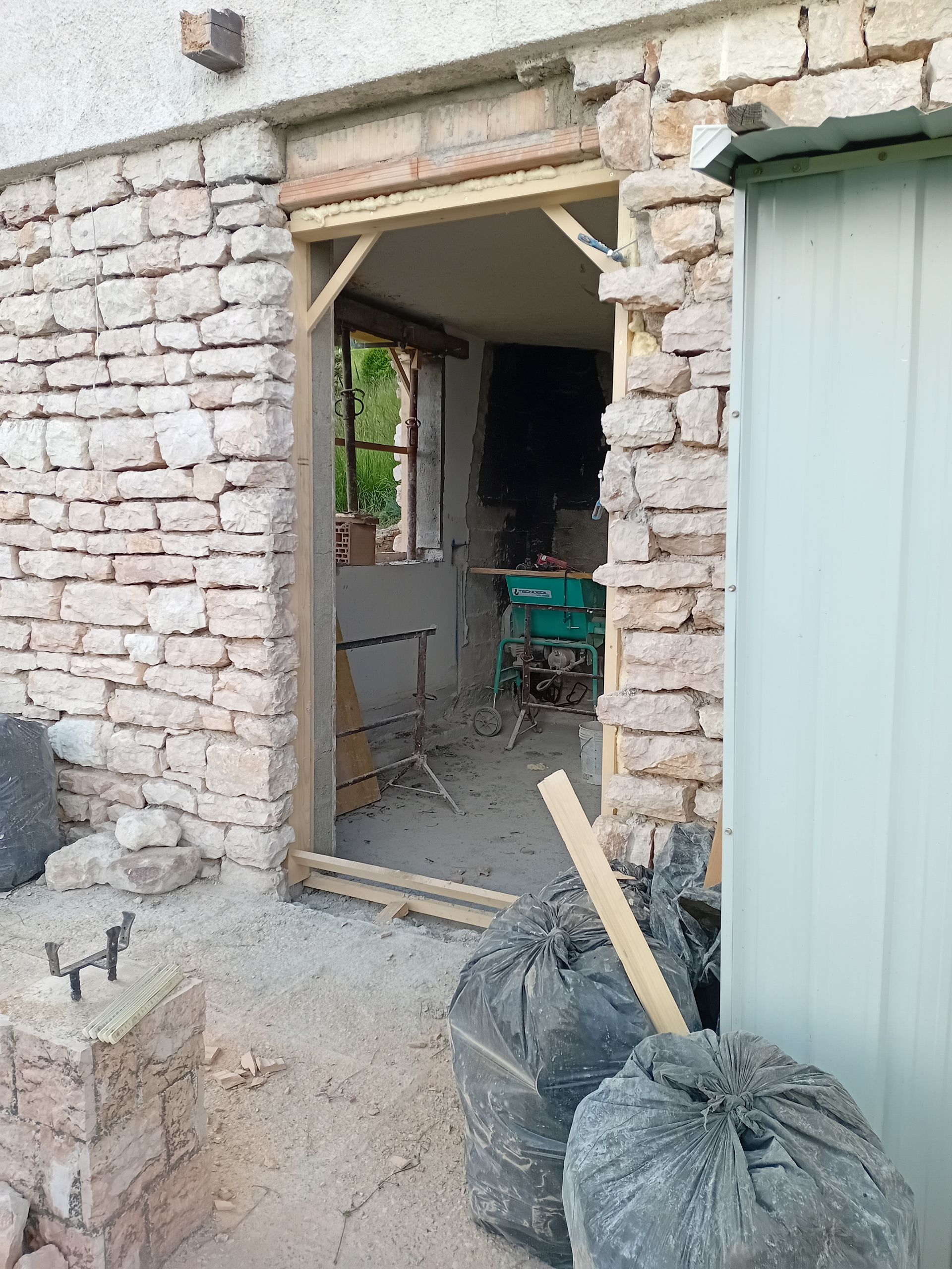 Un muro di mattoni con una porta in muratura.