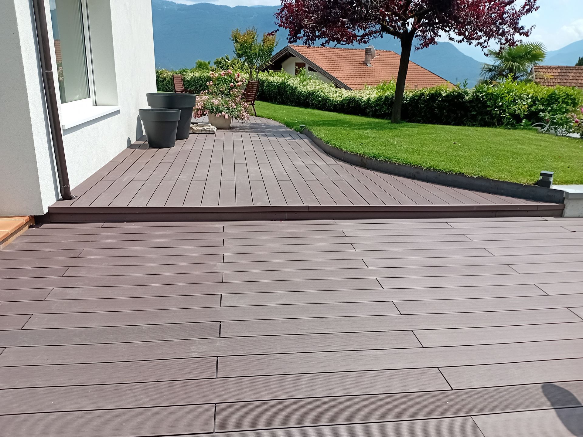 Un patio con una pavimentazione in gres per esterni