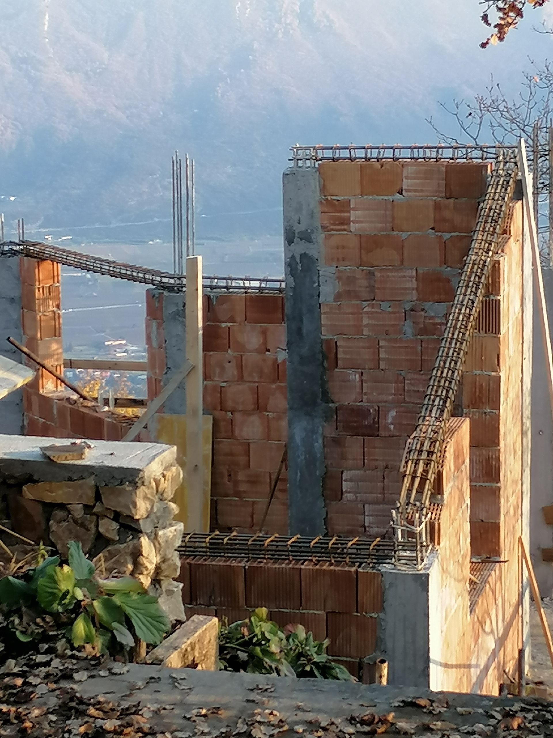 costruzione fondamenta e muri portanti
