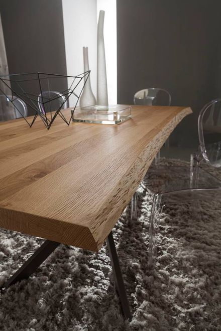 tavolo di legno con sedie di design moderno