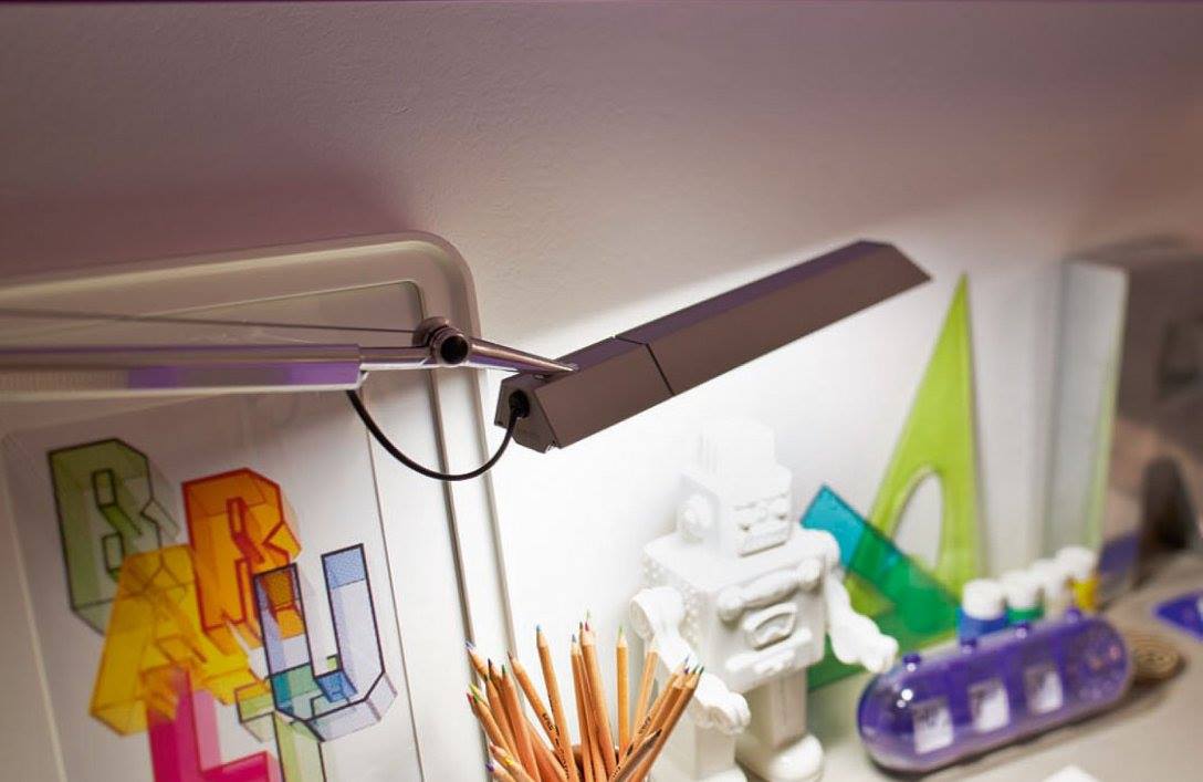 oggetti sulla scrivania di una cameretta