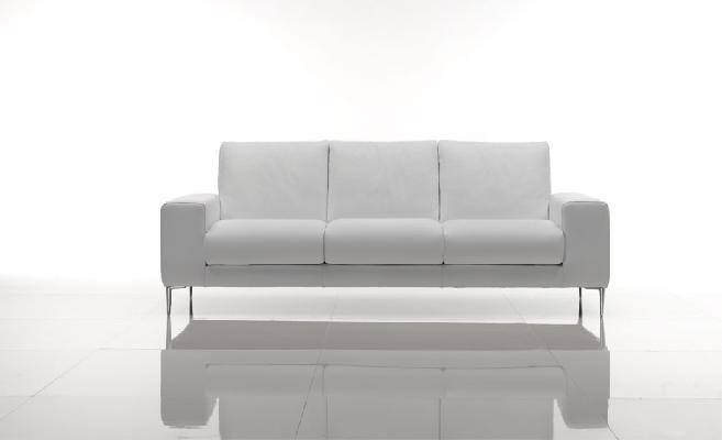 divano a tre posti bianco