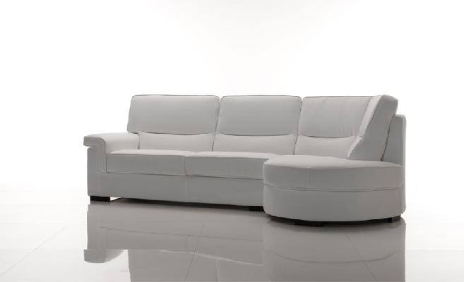 divano ad angolo bianco