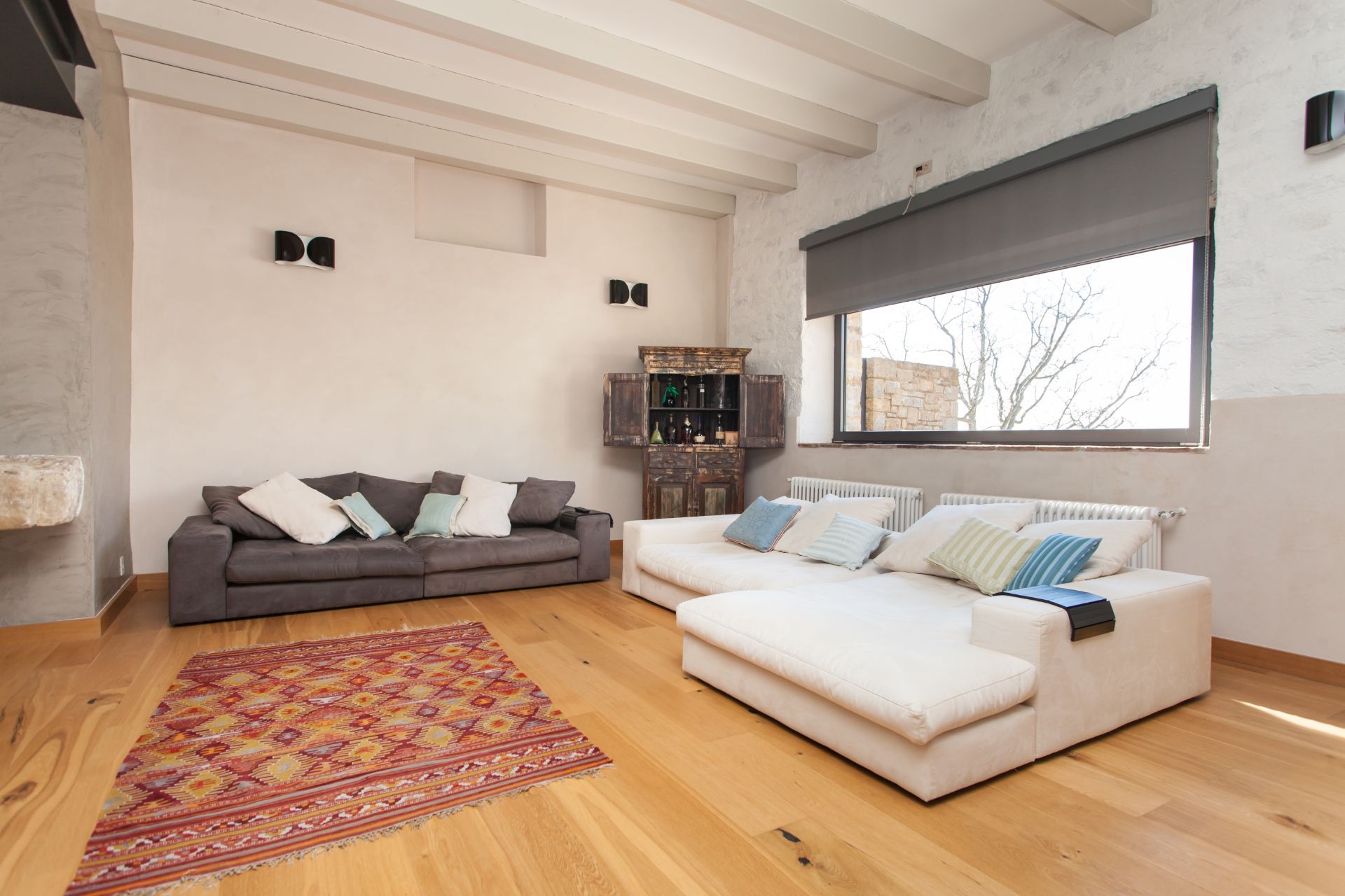 soggiorno con divano su misura