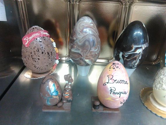 uova di cioccolato con scritte e decorazioni varie