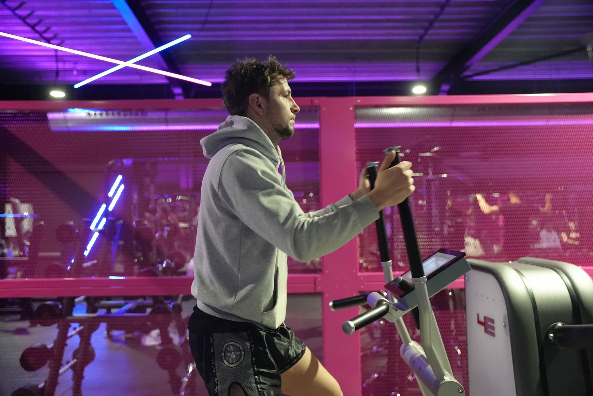 Een man fietst op een hometrainer in een sportschool.