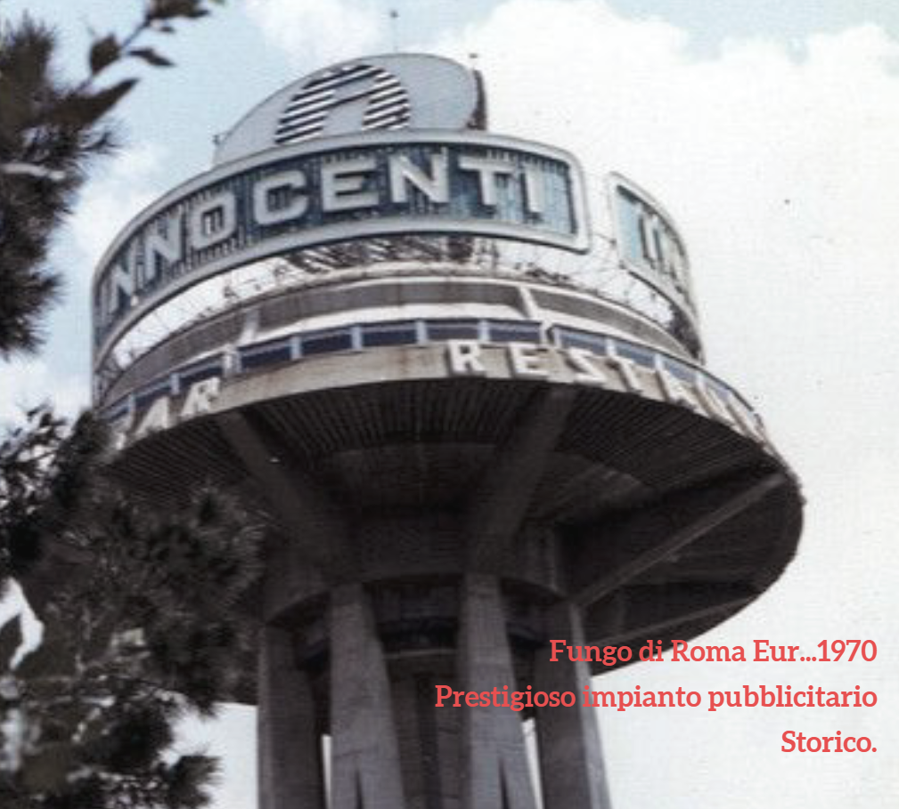 Strada con cartellone luminoso