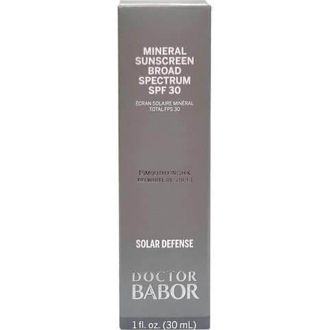 Treat your skin to this feather-light, mattifying broad-spectrum mineral sunscreen. Designed to protect your skin from UVA, UVB and blue light, this soft powder sunscreen with SPF 30 perfects your complexion with a touch of tint.