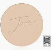 Treat your skin to this feather-light, mattifying broad-spectrum mineral sunscreen. Designed to protect your skin from UVA, UVB and blue light, this soft powder sunscreen with SPF 30 perfects your complexion with a touch of tint.