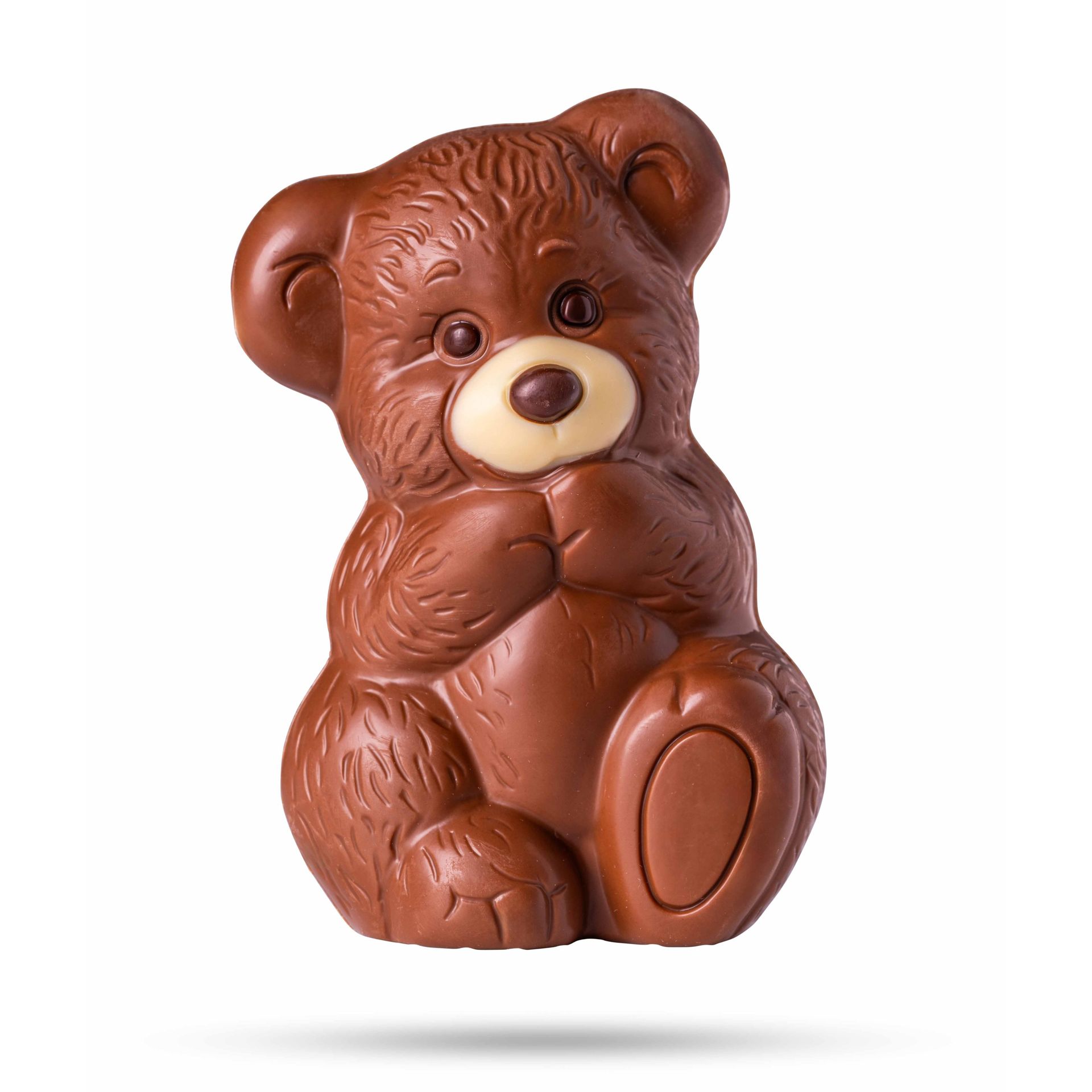Chocoladekleurige teddybeer met een lichtbruine snuit, lichtbruine ogen en gevouwen handen.