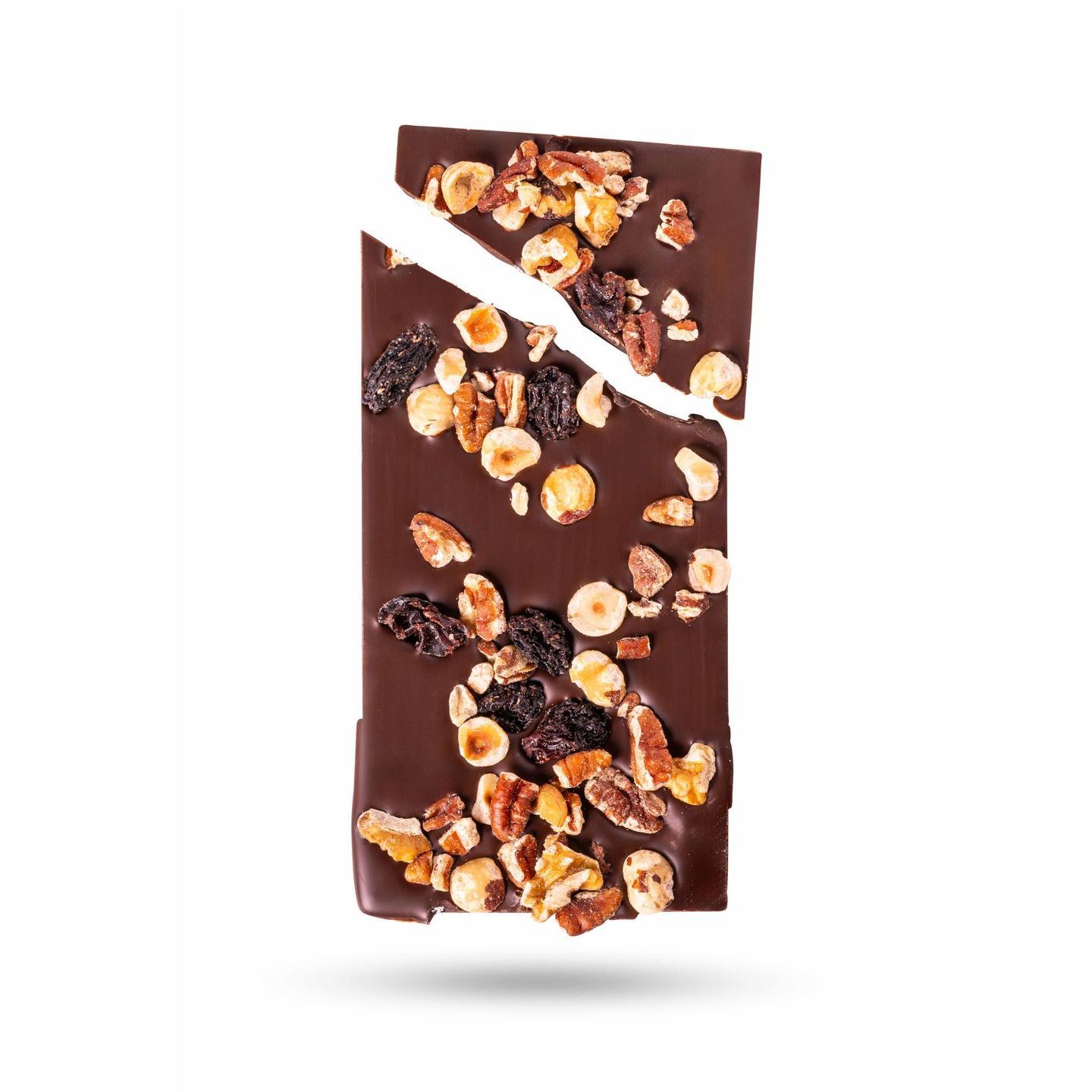 Reep pure chocolade, in tweeën gebroken, bestrooid met noten en rozijnen.