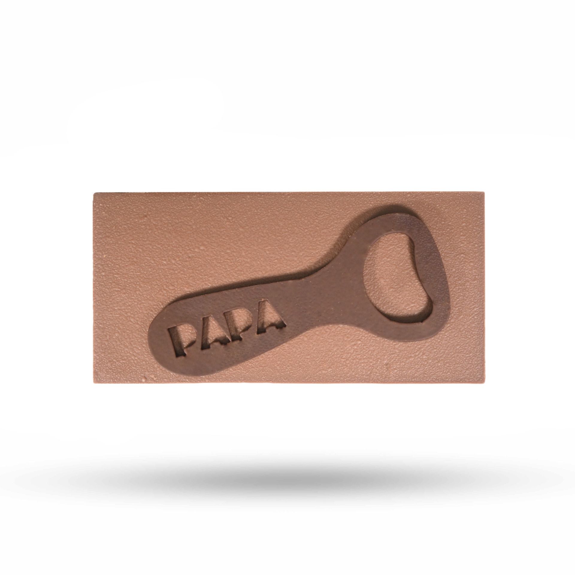 Reep pure chocolade, in tweeën gebroken, bestrooid met noten en rozijnen.