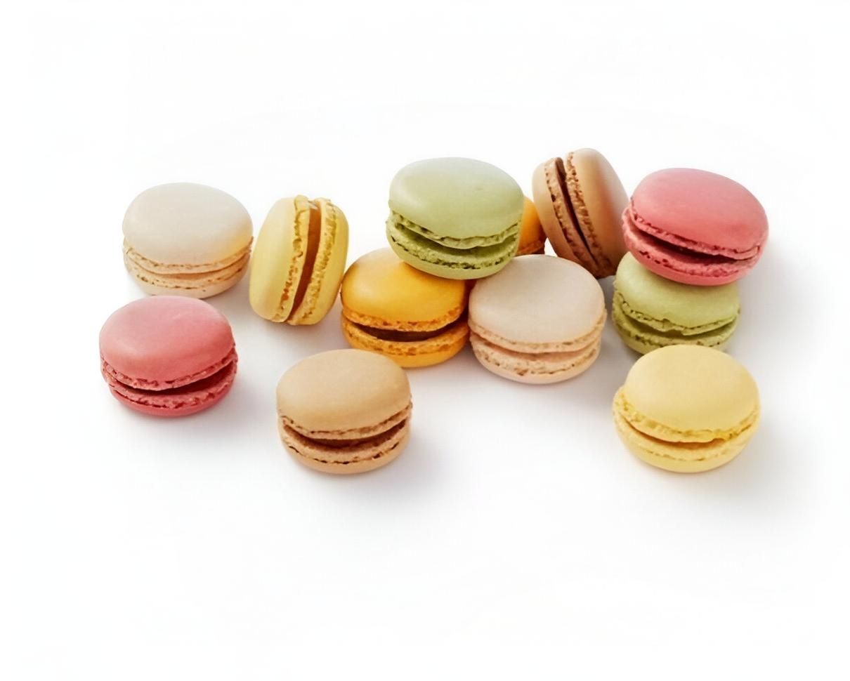 Kleurrijke macarons liggen op een witte ondergrond, versierd met verschillende pastelkleuren zoals roze, geel en groen.