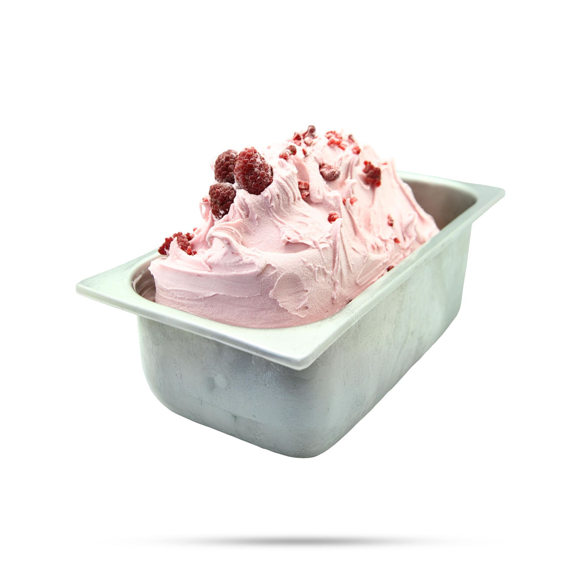 Roze frambozenijs in een zilveren bakje, gegarneerd met verse frambozen.