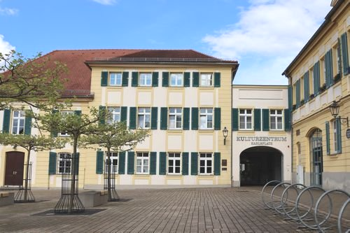 Kulturzentrum Karlsplatz. Historisches Gebäude mit Torbogen.