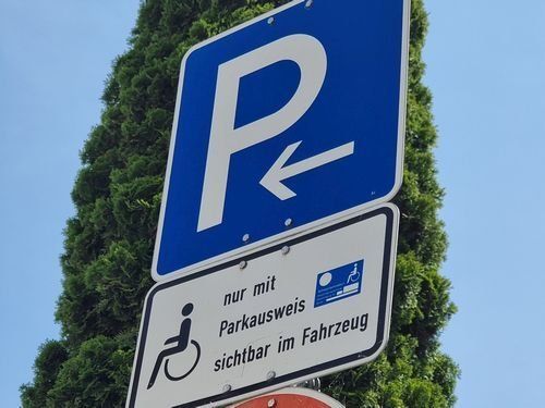 Verkehrsschild Parkplatz für Behinderte