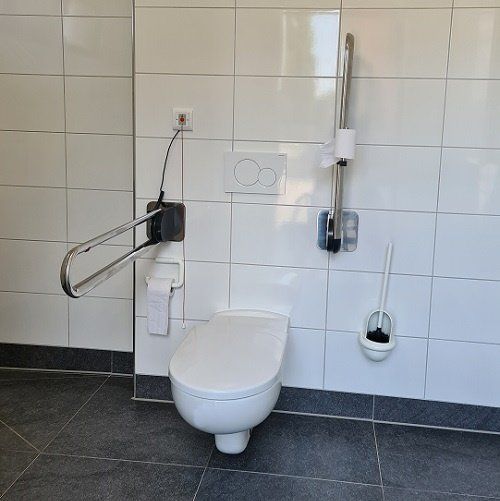 Behinderten-WC mit Stütz-Klappgriffen