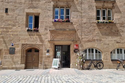 Historisches Stadthaus, mit Eingang zu Touristen-Info.