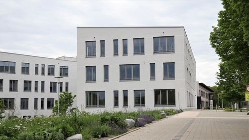 Bezirksrathaus, moderner 3stöckiger Gebäudekomplex