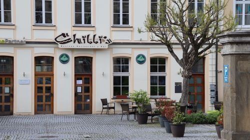 Chillis Ansbach. Historisches Gebäude mit Sitzplätzen im Freien