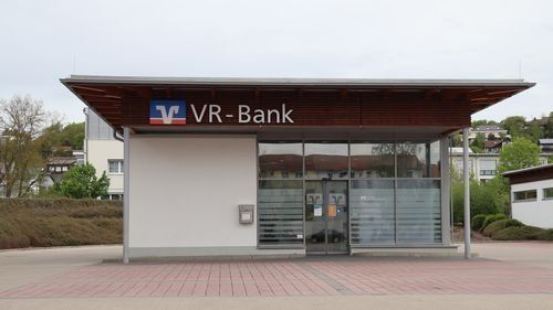 VR-Bank Rettistraße 1a, kleines eingeschossiges Gebäude, davor Parkplatz