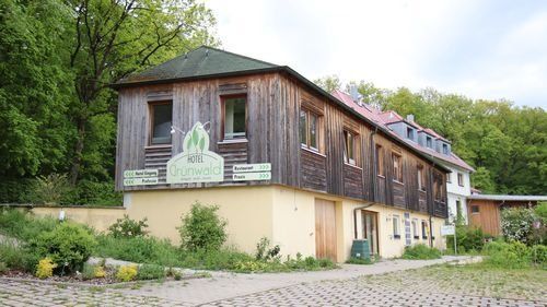 Hotel Restaurant Grünwald. Gebäude mit Holzfassade im Wald.