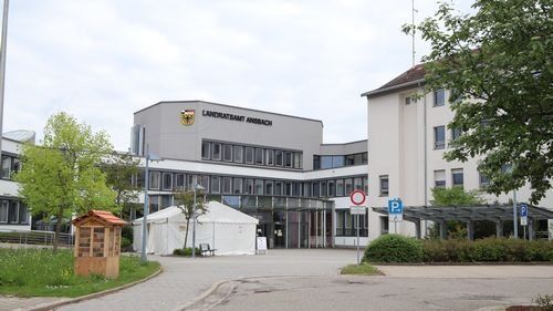 Landratsamt Ansbach, Crailsheimstraße 1, mehrgeschossige Gebäude, davor Parkplatz