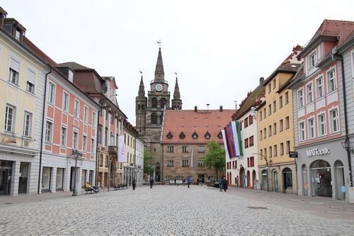 Martin-Luther Platz. Historische Gebäude, im Hintergrund Kirche.