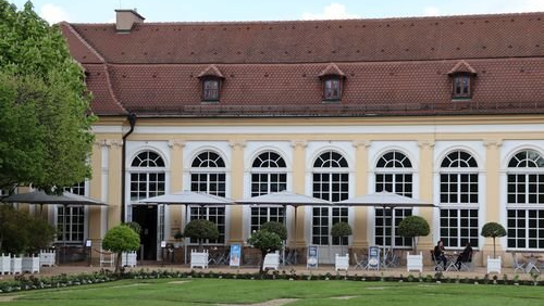 Orangerie Ansbach. Historisches Gebäude  mit Terrasse zum Hofgarten.