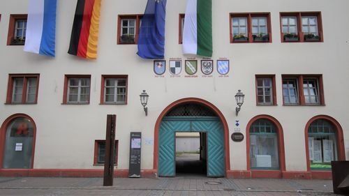 Rathaus Martin-Luther-Platz 1, mehrstöckiges historisches Gebäude mit Torbogen