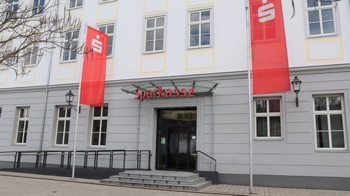 Sparkasse Ansbach, Sparkassenplatz 1, mehrstöckiges Gebäude mit Treppe und Rampe