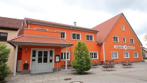 Landgasthof Schwarzes Ross. Gebäude  mit Satteldach und Anbau.