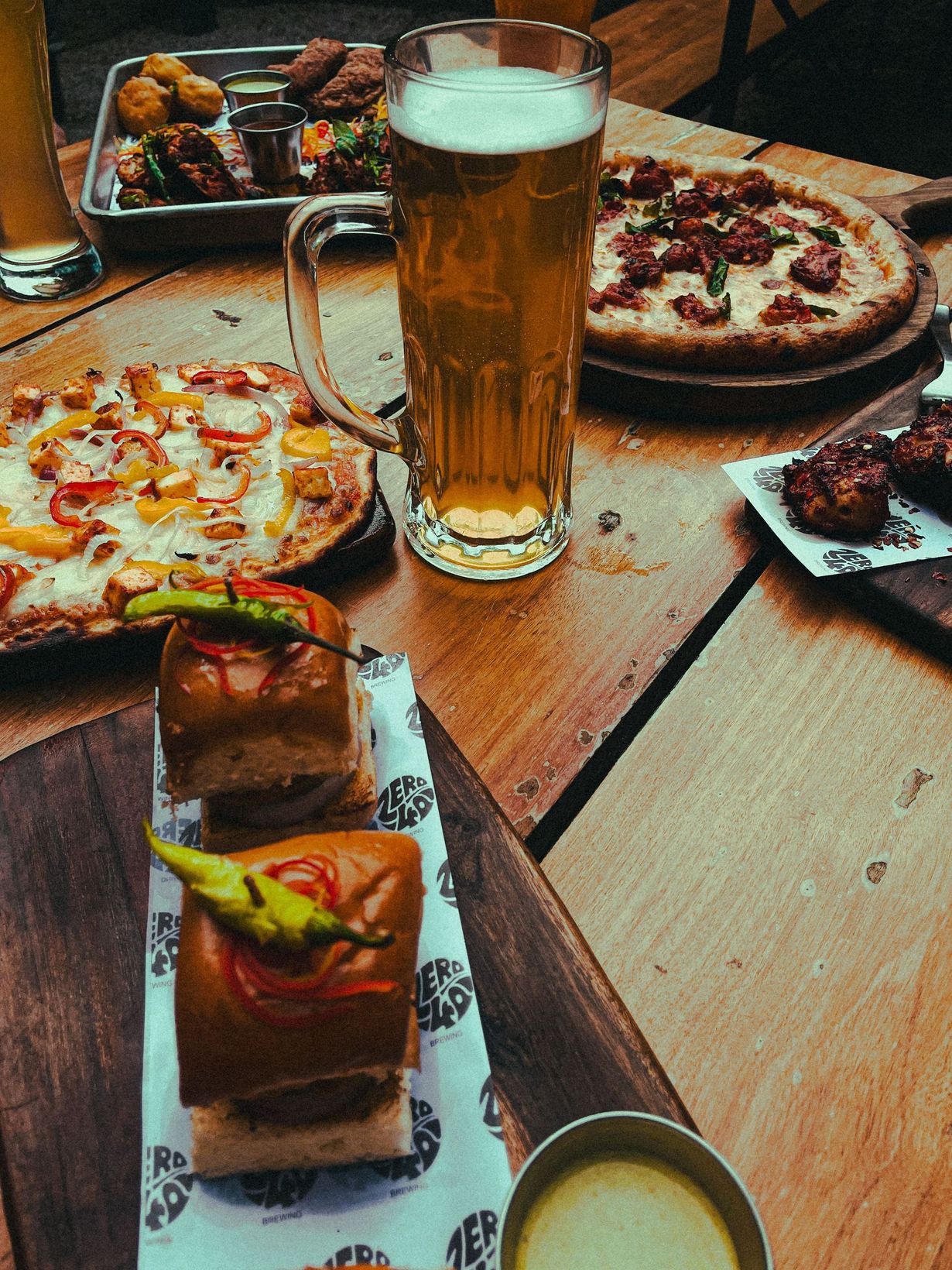 Birra e stuzzichini assortiti su un tavolo di legno in un ristorante