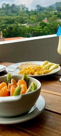 Una playa con un gran hotel al fondo