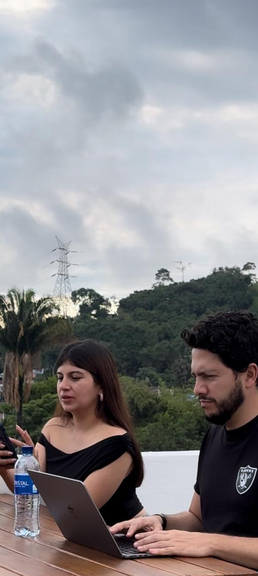 Una gran piscina rodeada de sillas y palmeras.