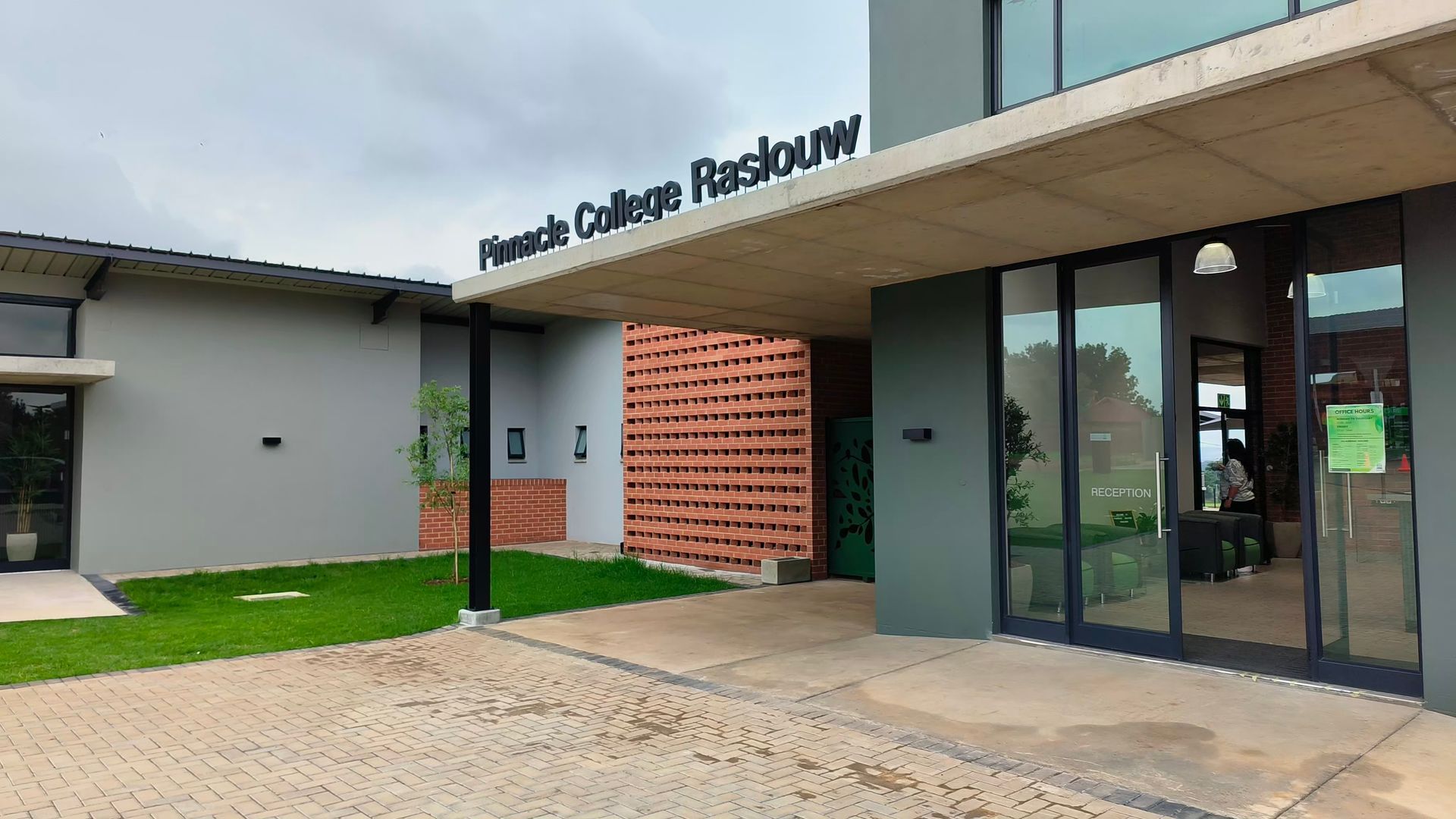 A building with a sign that says ' rwanda college rastoum ' on it