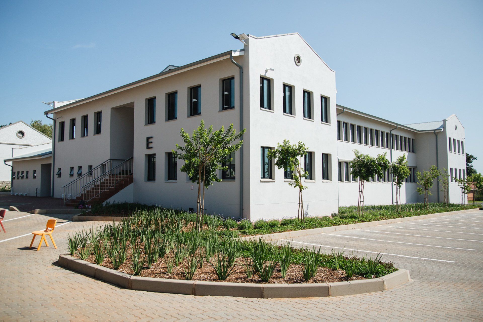 A large white building with the letter e on the side