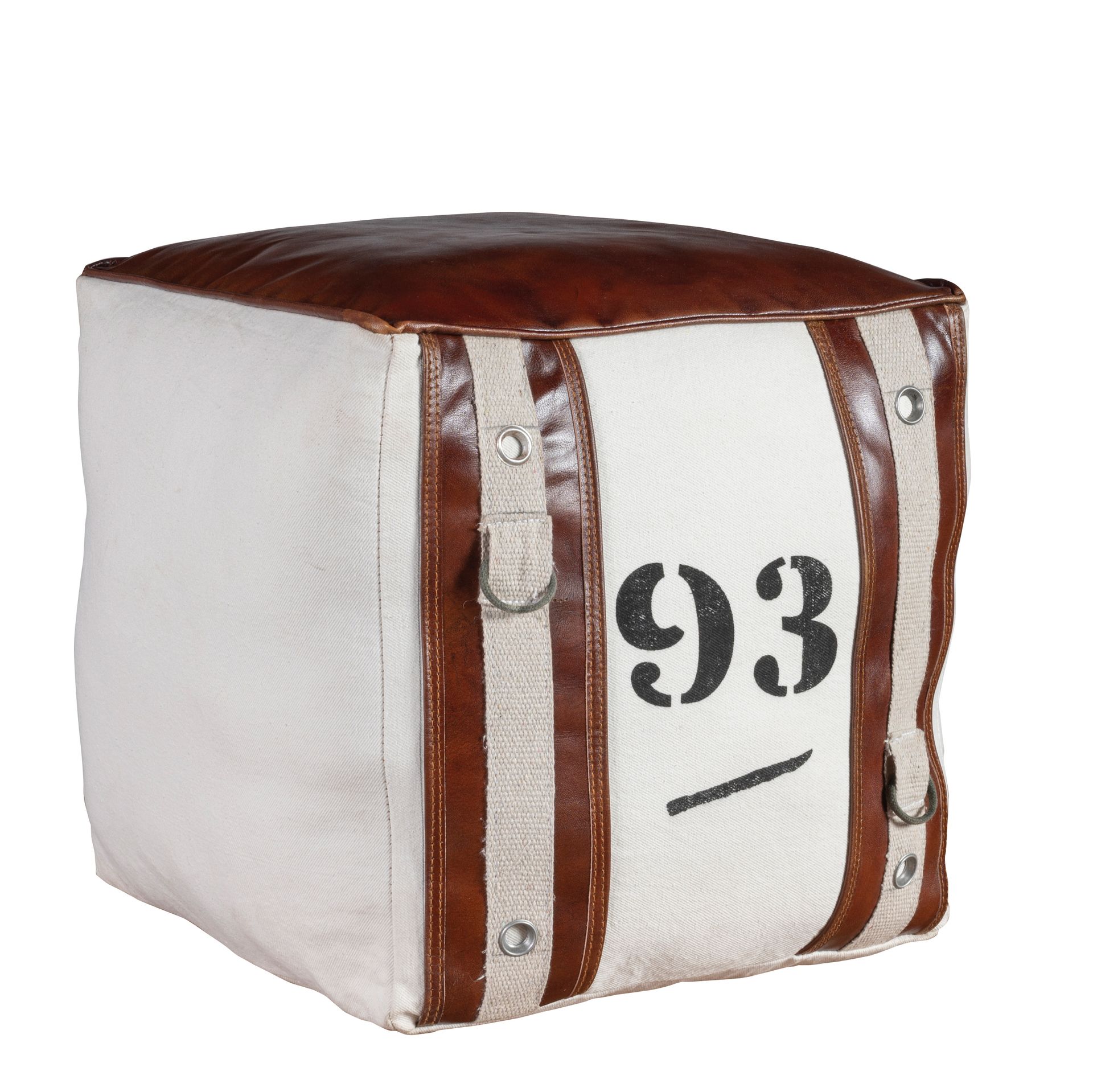 Coperta di pizzo beige drappeggiata su una sedia, vicino a una finestra.