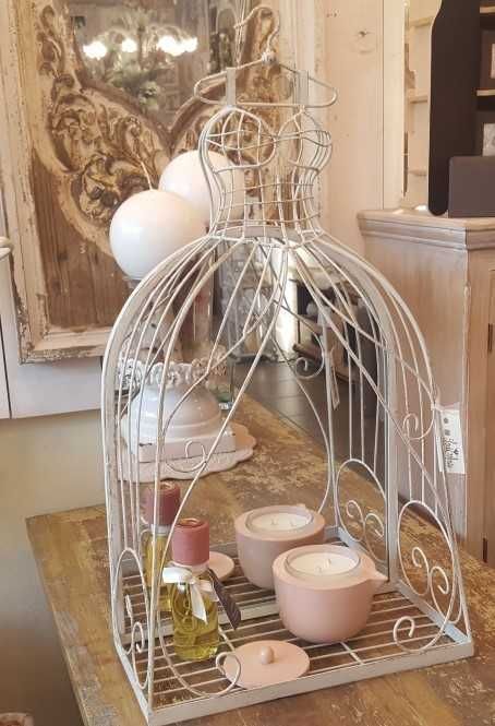 Rosa blu in un vaso di vetro con perline dorate, incastonata in un piatto decorativo d'argento.