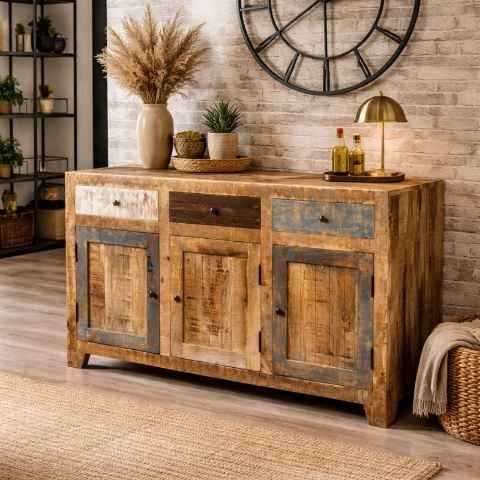 Letto con biancheria color crema, cuscini e trapunta inclusi, con delicate rifiniture in pizzo.