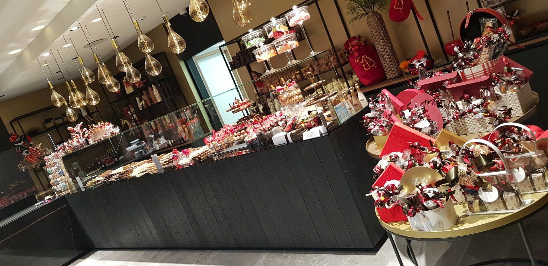 Referenz: Chocolaterie Dossche Theke aus gebranntem Accoya-Holz, De Pinte, Belgien | Chocolaterie Dossche Theke aus gebranntem Accoya-Holz | De Pinte | Belgien | Medium | Nichts | Rubio Monocoat Sealer